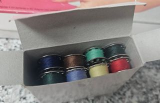 Mini Máquina de Coser Easy Stitch + 64 bobinas.