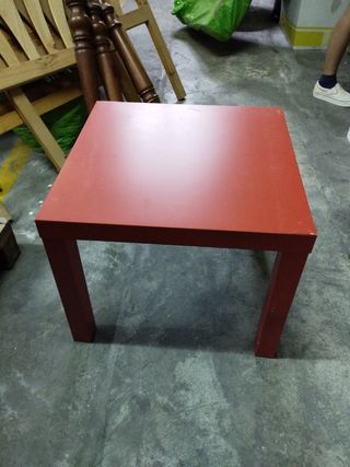 Mesa auxiliar Ikea roja