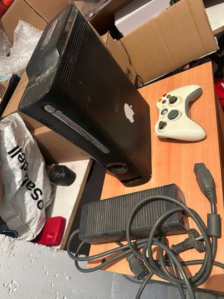 Xbox 360 + 11 juegos + 2 mandos ( sin baterias)