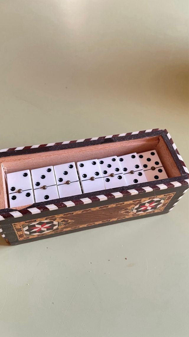 Dominó retro en caja de madera