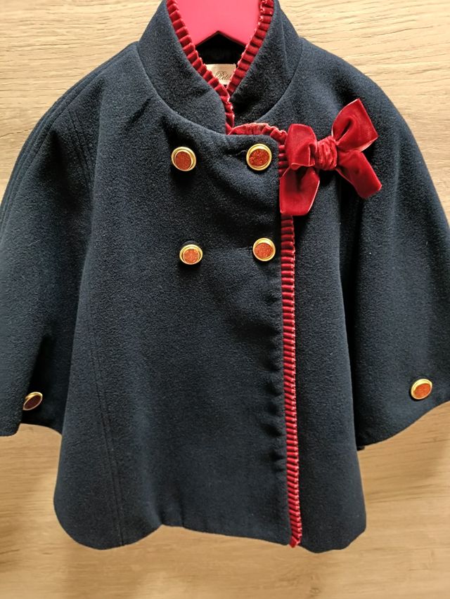 Capa niña azul marino-rojo de largo 53 cn