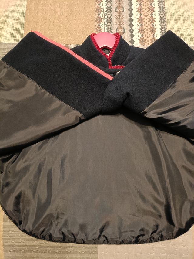 Capa niña azul marino-rojo de largo 53 cn