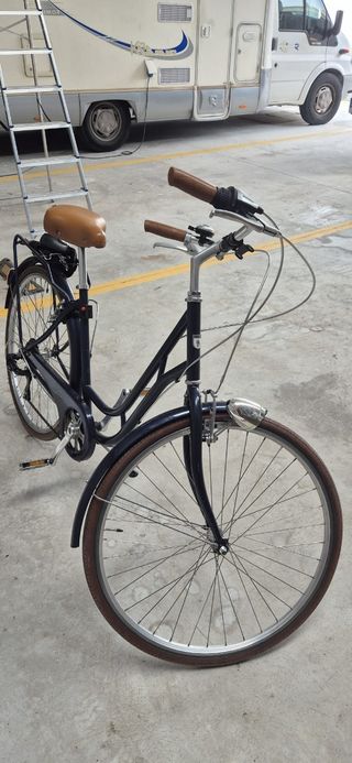Bicicleta clásica azul marino