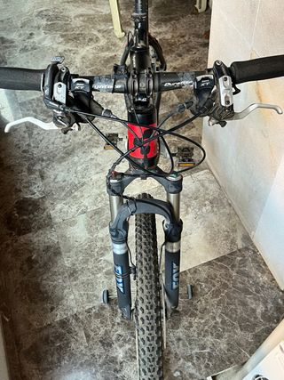 Bicicleta MTB carbono Cube