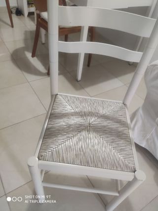 Mesa plegable blanca con sillas