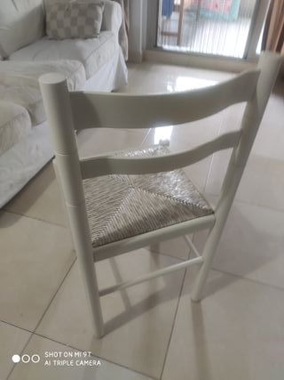 Mesa plegable blanca con sillas