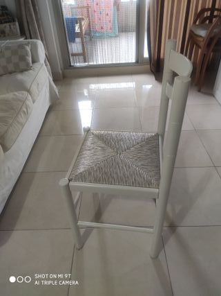 Mesa plegable blanca con sillas