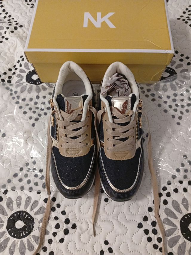 Zapatillas NK negras y doradas