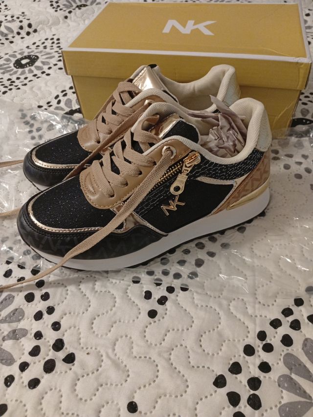 Zapatillas NK negras y doradas