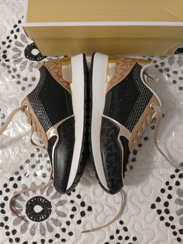 Zapatillas NK negras y doradas