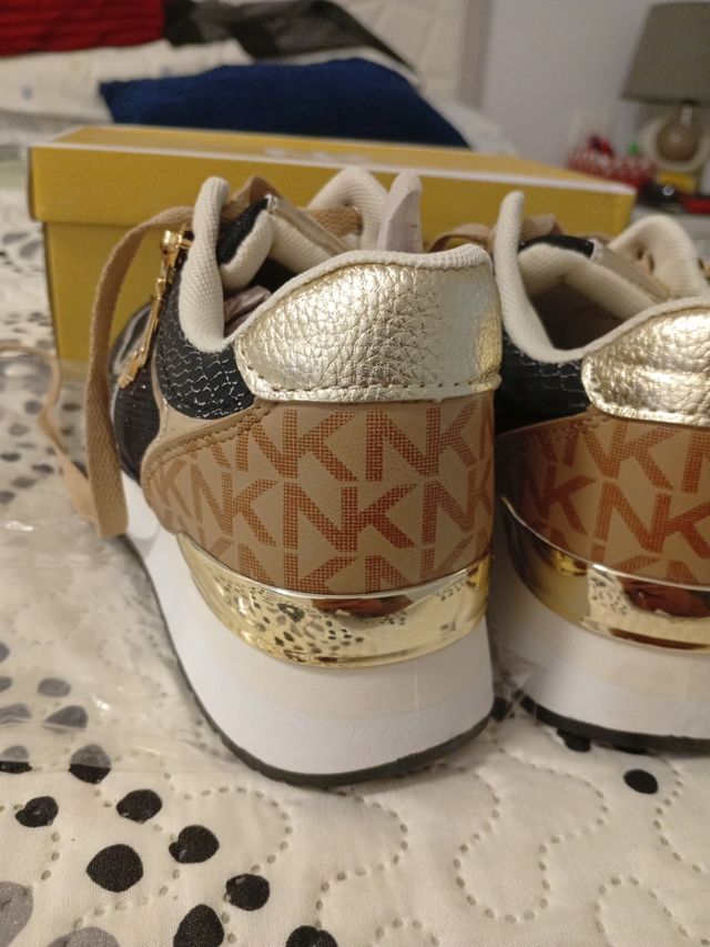 Zapatillas NK negras y doradas