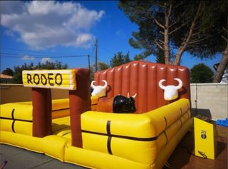 Toro Mecánico Inflable Rodeo y tabla de surf