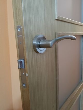 Puerta interior tono roble