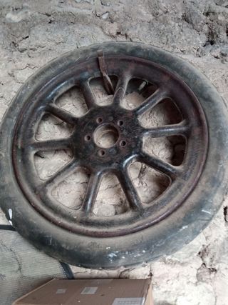 Rueda antigua Fiat 501