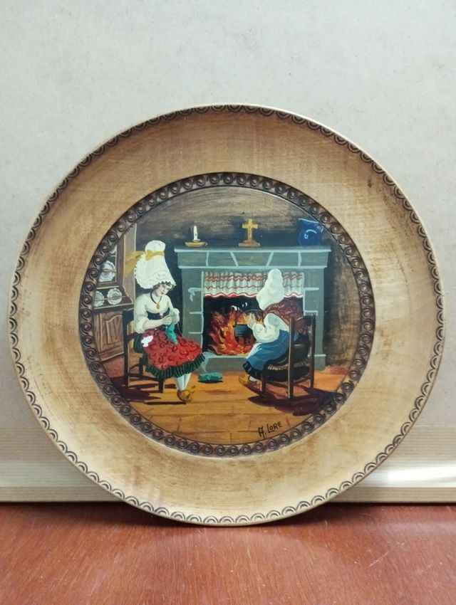 Plato madera antiguo pintado a mano