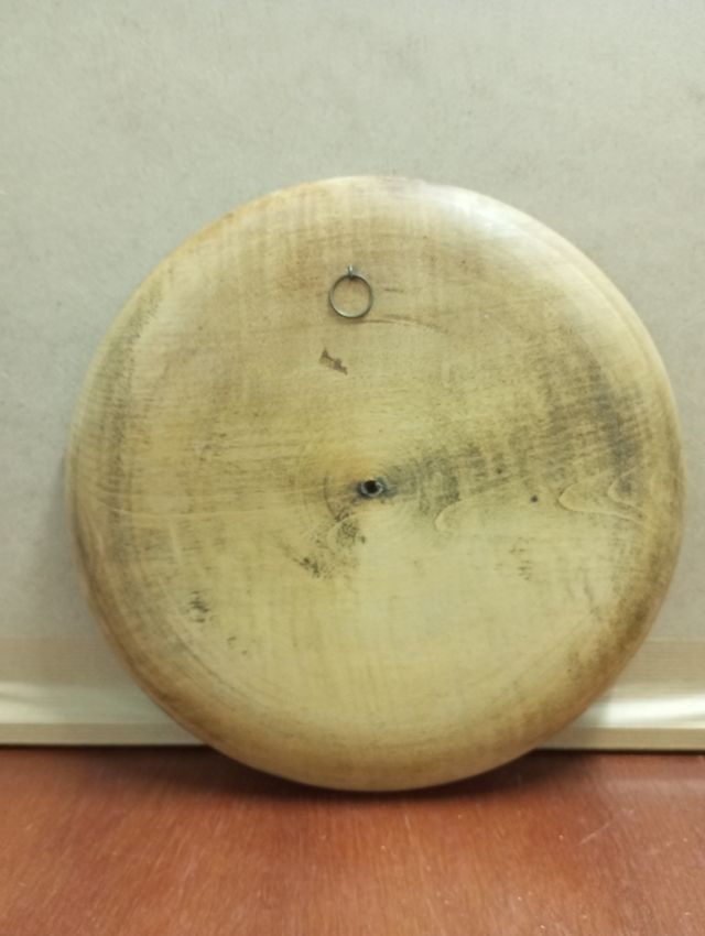 Plato madera antiguo pintado a mano