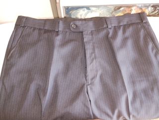 Pantalón CAN-DA azul marino a rayas 58
Con chaquet