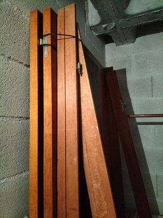 2 Puertas madera cedro. 1 con  4 cristales.