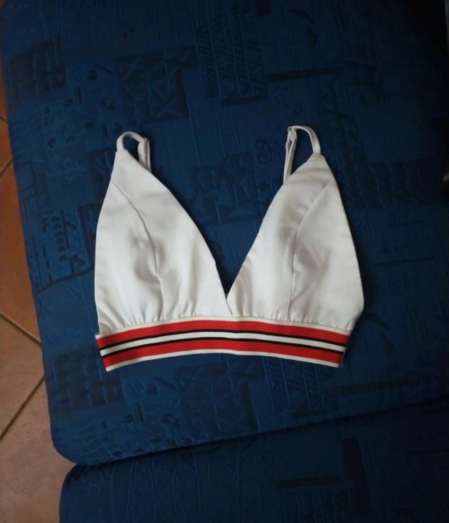 Top corto bianco a triangolo