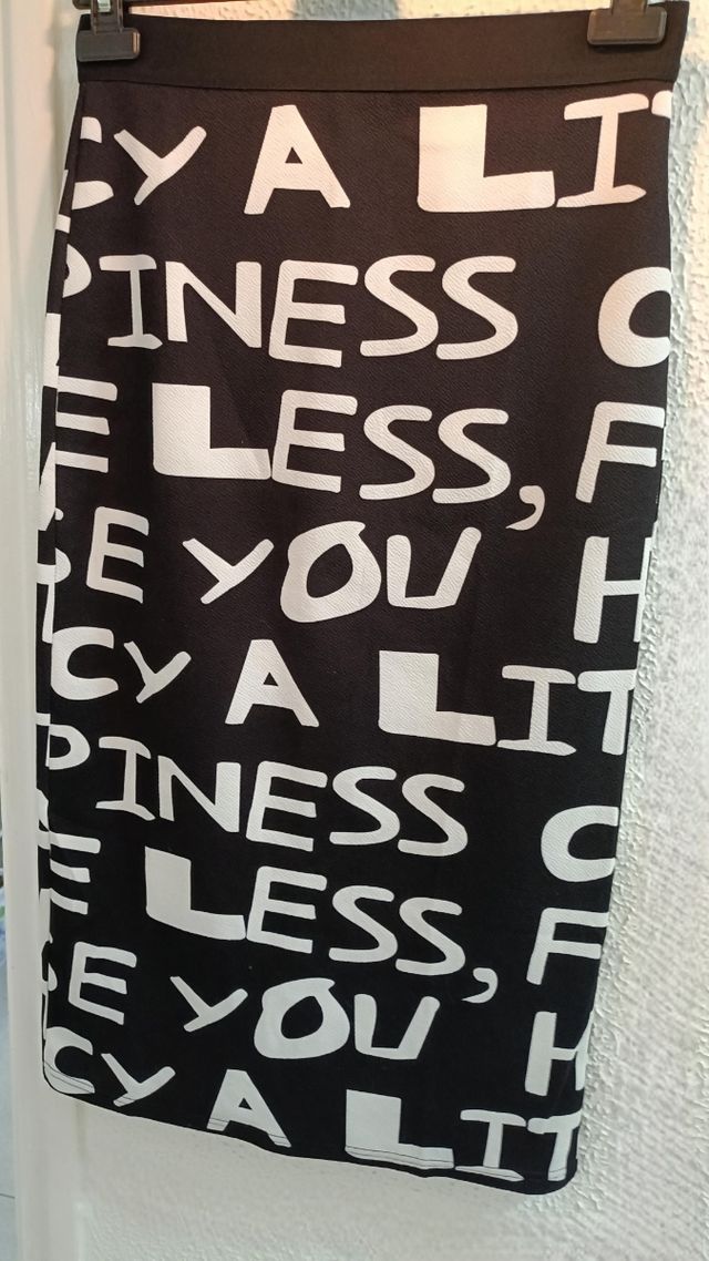 Falda midi negra - estampado letras