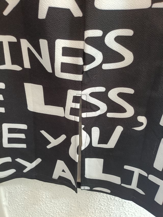 Falda midi negra - estampado letras