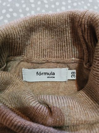 Jersey cuello alto beige con camisa