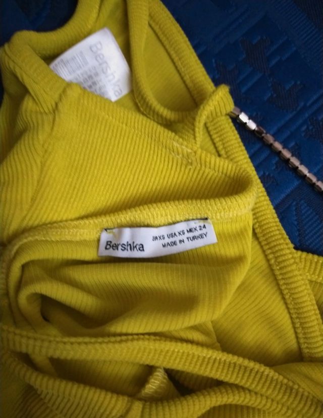 Top giallo Bershka