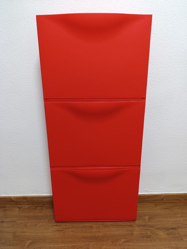 Zapatero o almacenaje multiusos Ikea rojo.