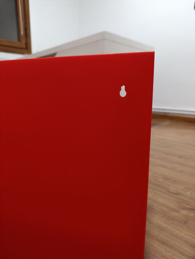 Zapatero o almacenaje multiusos Ikea rojo.