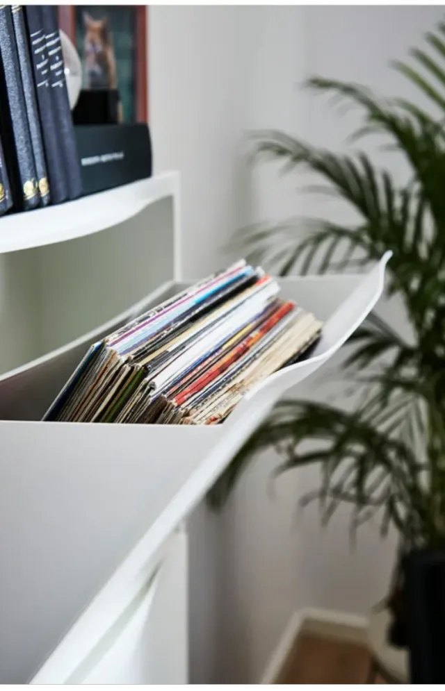 Zapatero o almacenaje multiusos Ikea rojo.