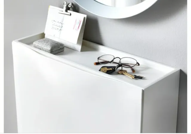 Zapatero o almacenaje multiusos Ikea rojo.