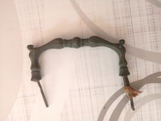Maniglia antica in metallo in bronzo 