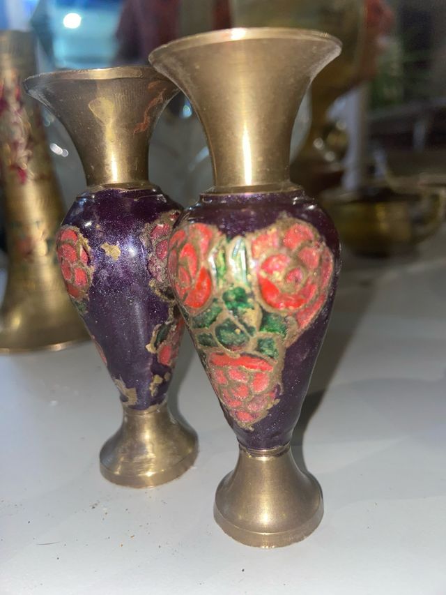 2 Floreros pequeños dorados y morados