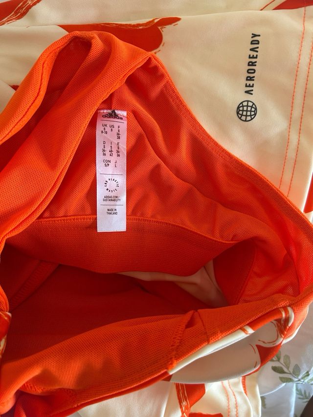 Top Adidas blanco y naranja