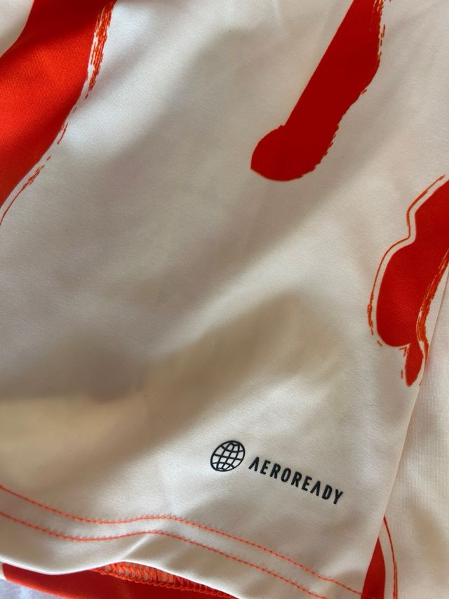 Top Adidas blanco y naranja