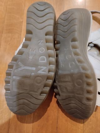 Sandalias FLY London blancas