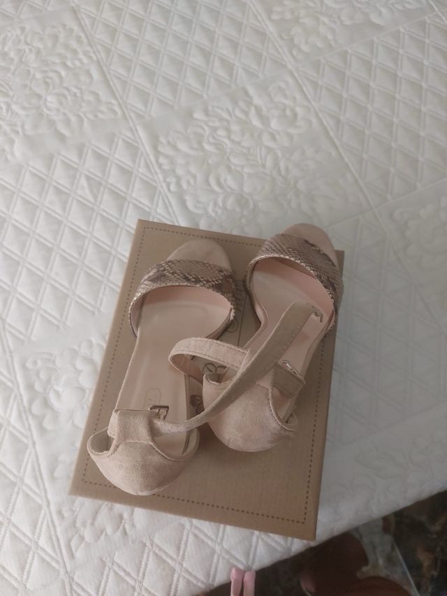 Sandalias tacón beige nº 37 segunda mano