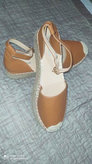Sandalias cuña marrón