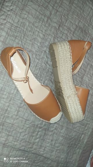 Sandalias cuña marrón
