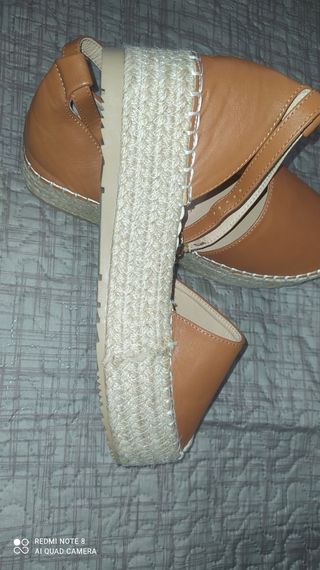 Sandalias cuña marrón