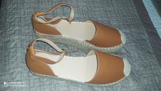 Sandalias cuña marrón
