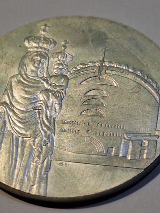 6.15 Medalla de la catedral de  Evry en Paris