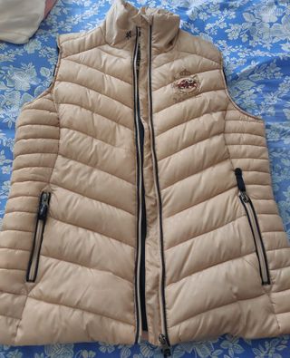Chaleco Valecuatro beige talla L . Pero es pequeña