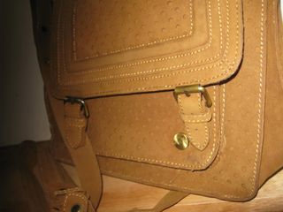 Bolso camel con tachuelas