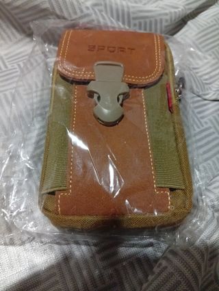 Riñonera deportiva beige y marrón