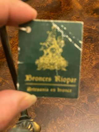 Candelabro vintage bronce haciendo oxido verdoso.