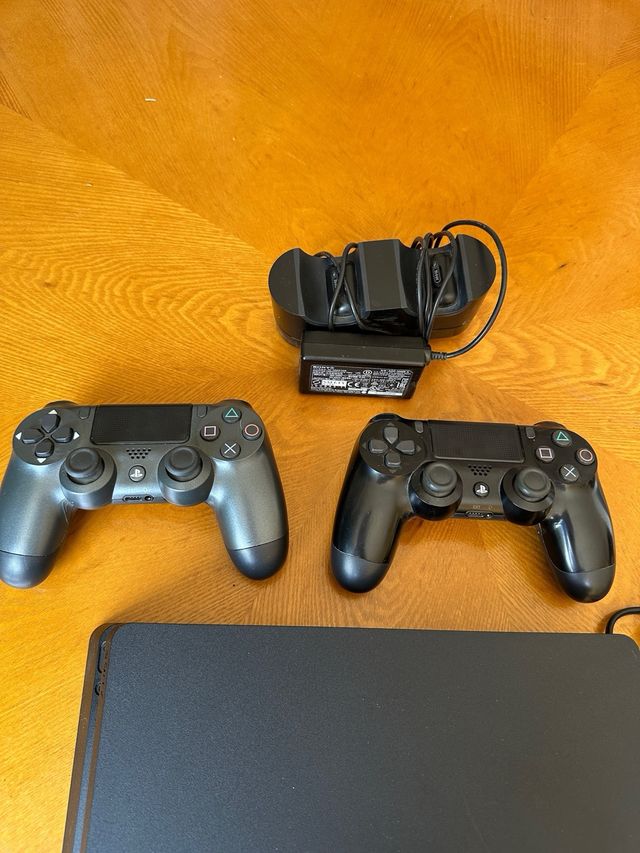 PS4 y 2 mandos (con cargador doble)