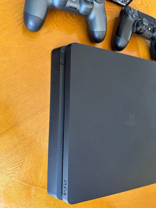 PS4 y 2 mandos (con cargador doble)