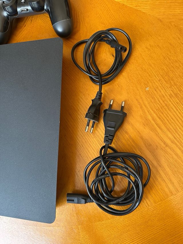 PS4 y 2 mandos (con cargador doble)