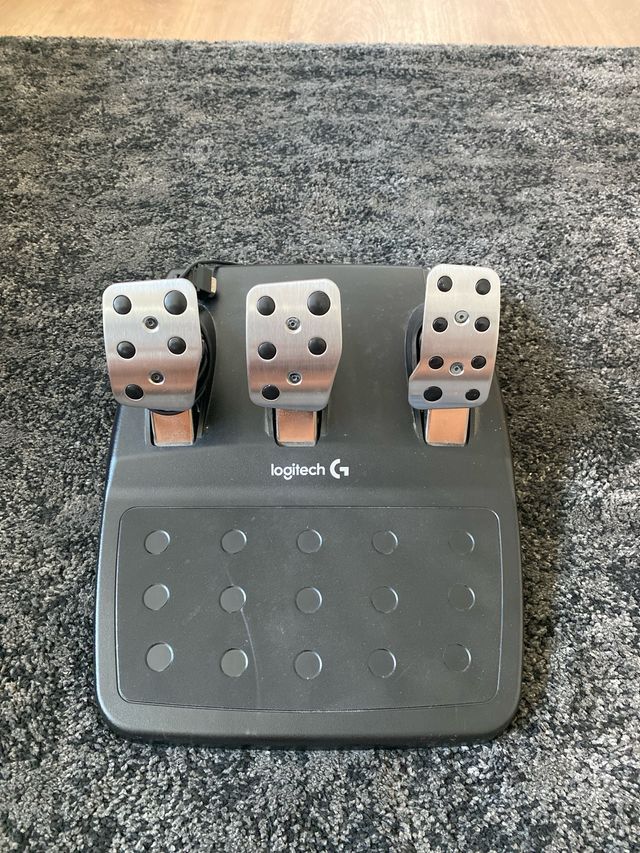 Logitech G29 Volante + Pedales.